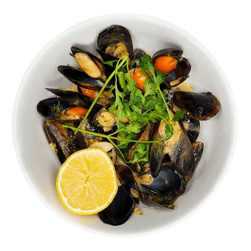 Plate with mussels and a lemon